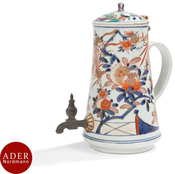CHINE - XVIIIe siècle
Fontaine en porcelaine émaillée polychrome à décors dit « Imari », en bleu sous couverte, rouge de fer et or de branches de grenades dans leur feuillages et de phénix. 
H : 21,5 cm (couvercle rapporté).