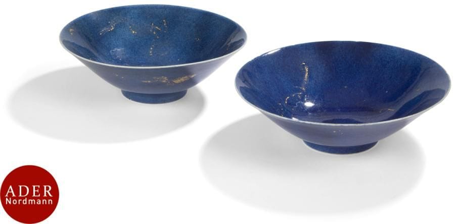 CHINE - XVIIIe siècle
Paire de bols en porcelaine émaillée bleu poudrée à décor de dragon. 
Diam. : 22 cm (usure de l’or, égrenures en bordure).
