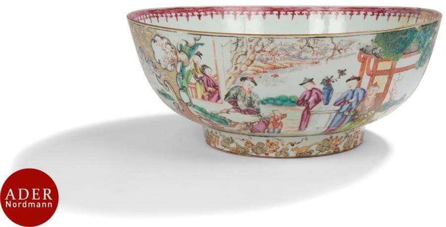 CHINE - XVIIIe siècle
Important bol en porcelaine émaillée polychrome de la famille rose et or à décor sur la panse dans des panneaux polylobés de personnages sur des terrasses dans un paysage lacustre ; de bouquet fleuri à l’intérieur. 
Diam. : 41 cm (importante restauration).