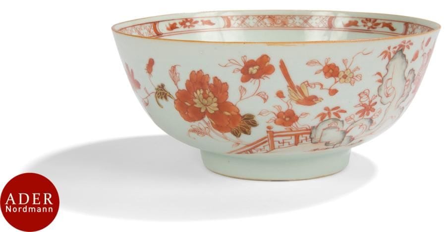 CHINE - XVIIIe siècle
Grand bol en porcelaine émaillée en grisaille, rouge de fer et or d’oiseaux perchés sur des branches fleuries de prunus et lotus parmi les rocher sur une terrasse. 
Diam. : 20,2 cm (égrenure en bordure du pied).