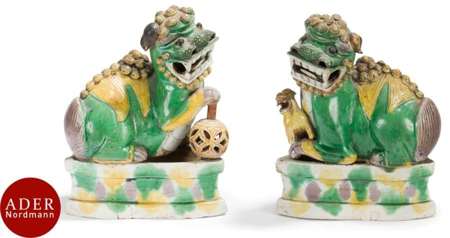 CHINE - XVIIIe siècle
Couple de shi shi en porcelaine émaillée sur le biscuit en jaune, vert et aubergine, allongée, la femelle avec son petit, le mâle, la patte droite sur la boule rubanée.
H : 16 et 16,3 cm (restauration, fêlure et manque).