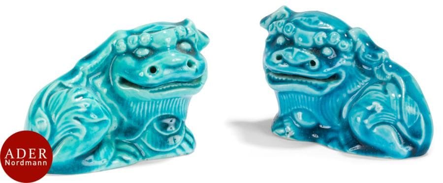 CHINE - XVIIIe siècle
Paire de shi shi allongées en porcelaine émaillée sur le biscuit en bleu turquoise. 
H : 8 cm