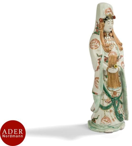 JAPON - Époque MEIJI (1868 - 1912)
Statuette de kannon debout en porcelaine émaillée polychrome esquissant un léger sourire, les mains jointes tenant un rouleau. 
H : 49,2 cm