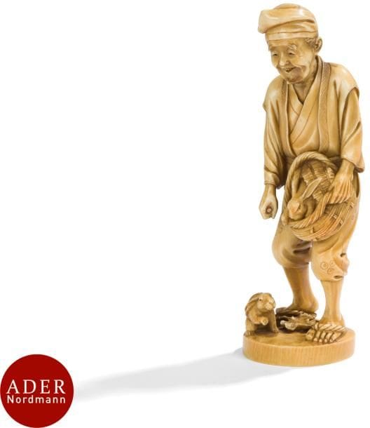 JAPON - Époque MEIJI (1868 - 1912)
Okimono en ivoire à patine jaune, paysan debout portant un panier dans lequel se trouve un lapin, un autre à ses pieds. 
 H : 18 cm (manque le cartouche de signature).