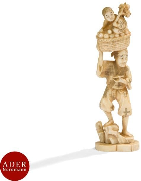 JAPON - Époque MEIJI (1868 - 1912)
Okimono en dent de morse, paysan avec une pipe, debout portant sur sa tête un panier dans lequel est assis un enfant. Signé dans un cartouche en laque rouge Akiyoshi.
H : 21 cm