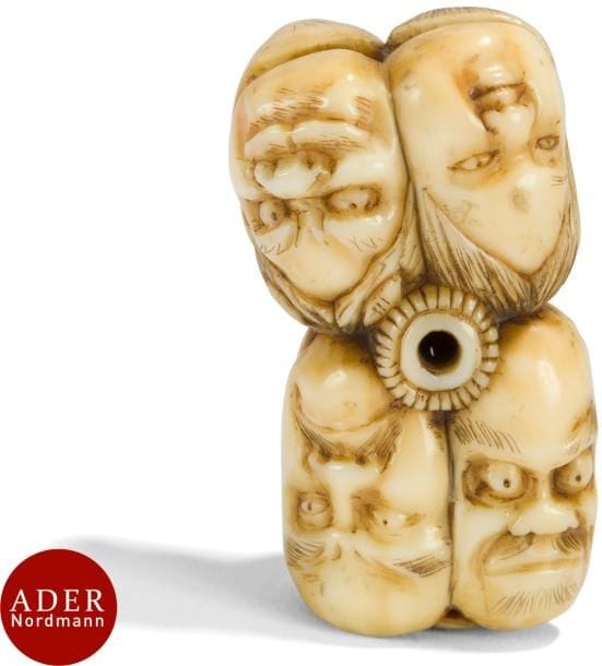 JAPON - Époque MEIJI (1868 - 1912)
Netsuke en ivoire sculpté de masques humains, renard et singe accolés. 
H : 4,8 cm