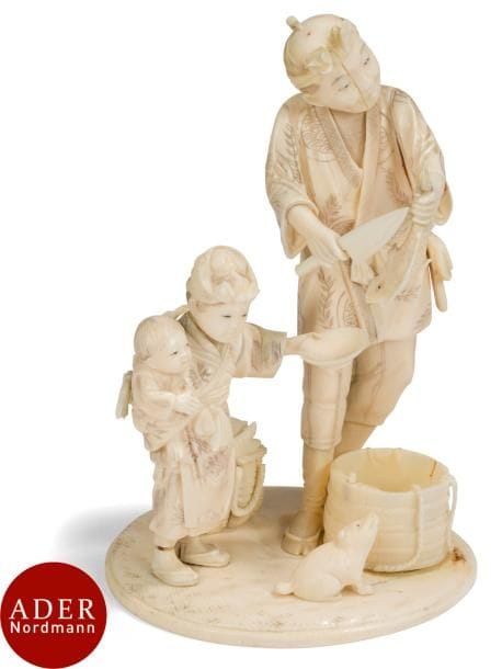 JAPON - Époque MEIJI (1868 - 1912)
Okimono en ivoire, pêcheur debout s’apprêtant à ouvrir le poisson devant ses deux enfants et leur chiot, deux paniers à ses pieds, dont l’un rempli de poissons.
H : 16,5 cm (gerces, accidents, restauration).
