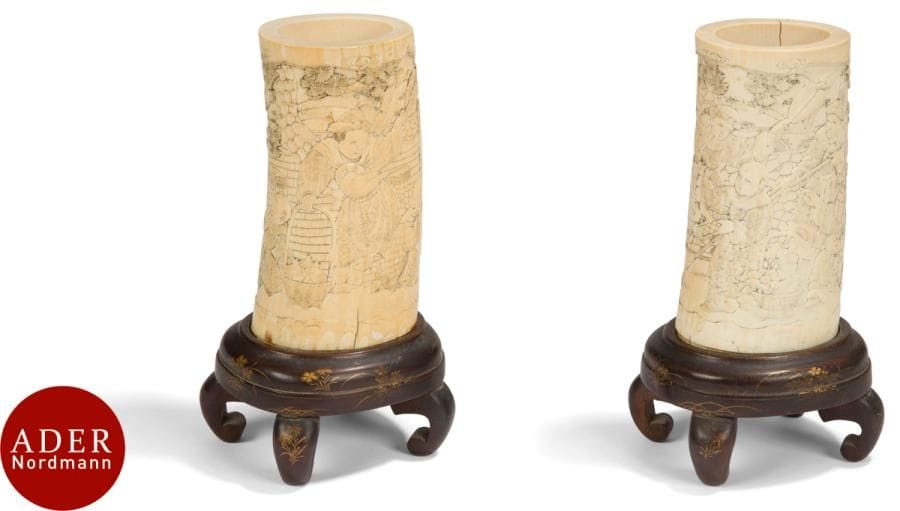 JAPON - Époque MEIJI (1868 - 1912)
Paire de vases en ivoire sculpté à décor sous les pins, d’enfants regardant des peintures en rouleau, encadrés par leur professeurs, des grenades et des fleurs dans des paniers à leurs pieds.
H : 13,9 cm (manque le fond, accidents et manques).