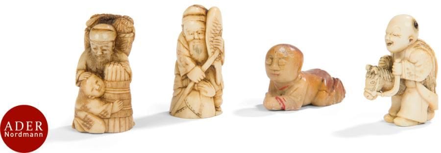 JAPON - Époque MEIJI (1868 - 1912)
Trois okimono dans le style des netsuke, dont deux en bois de cerf, un paysan et son fils, pêcheur debout et sa carpe, un enfant en ivoire assis sur son cheval à roulettes. 
H : 4,7 à 4,8 cm
On y joint une statuette d’enfant allongé en stéatite sculptée. Chine, XXe.