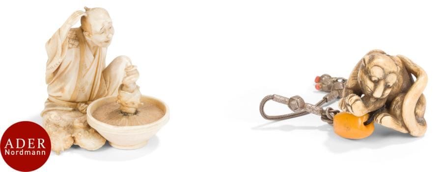 JAPON - Époque MEIJI (1868 - 1912)
Ensemble en ivoire sculpté comprenant un okimono, sculpteur assis se grattant la tête, et un netsuke, tigre faisant sa toilette. 
H : 3 cm (gerces).