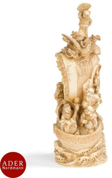 JAPON - Époque MEIJI (1868 - 1912)
Groupe en ivoire sculpté, les sept dieux du bonheur voguant sur les flots dans un bateau. 
H : 19 cm (manque la tête au phénix).