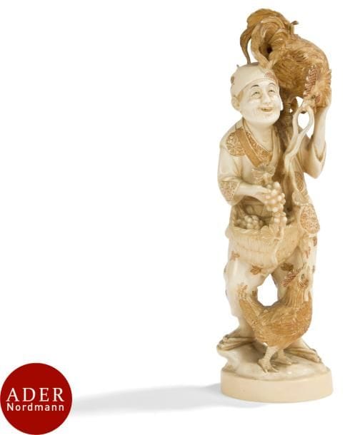 JAPON - Époque MEIJI (1868 - 1912)
Okimono en ivoire, paysan debout tenant un panier, un coq sur son épaule, un autre à ses pieds. 
H : 20,2 cm (petits manques).