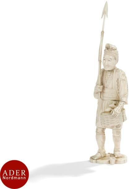 JAPON - Époque MEIJI (1868 - 1912)
Okimono en ivoire, pêcheur debout tenant un harpon de sa main droite, un panier rempli de poissons dans sa main gauche.
H : 37,5 cm (gerce, restaurations).