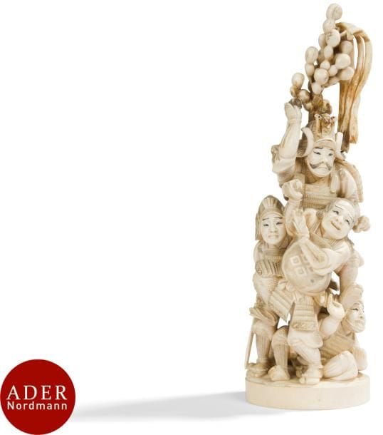 JAPON - Époque MEIJI (1868 - 1912)
Okimono en ivoire sculpté, amoncellement de quatre samouraïs essayant d’attraper des doubles gourdes.
H : 32 cm (accidents et manques).