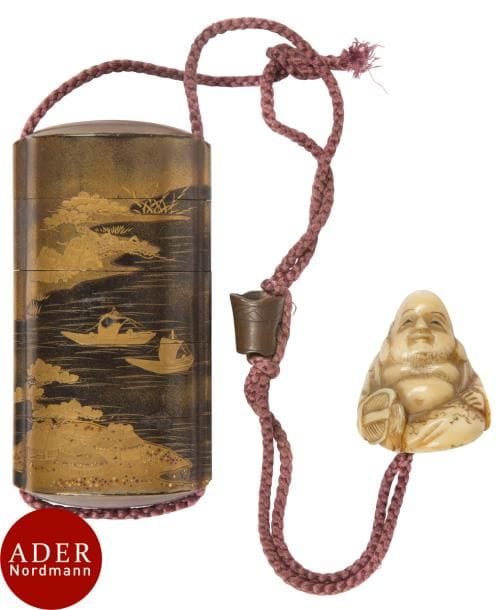 JAPON - Époque MEIJI (1868 - 1912)
Inro à quatre cases en laque noir et or à décor en hira maki-e en laque kirigane de bateau à voiles voguant le long d’une rive jonchée de cabanons et de pins. Intérieur en laque nashiji. (Enfoncements). Netsuke en ivoire, Hotei assis tenant son éventail. Signé Gyokuzan. 
H : 8, 5 cm.