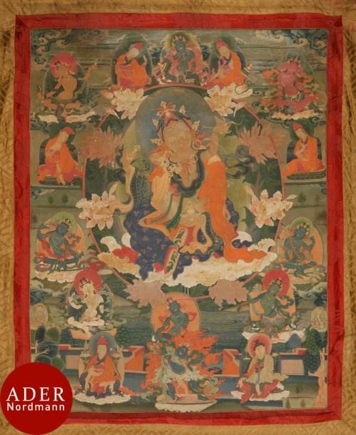 TIBET - XVIIIe siècle
Tangka, détrempe sur toile. Manifestation tantrique de Padmasambhava à quatre bras, assis sur le lotus tenant le vajra, l’ankusha, le kapala surmonté du kalasha, entouré de lamas, les tara verte et blanche, et de divinités en furie. (Taches, usures, repeints).
Dim. : 62,5 x 49,3 cm
