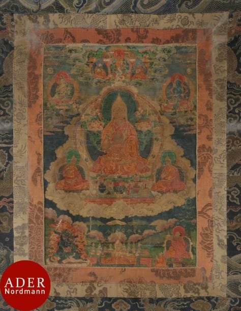 TIBET - XVIIIe siècle
Tangka, détrempe sur toile. Le lama Tsongkhapa, dans un médaillon central, assis en padmasana les mains en vitarca mudra tenant le livre et lotus, des lamas de la secte gelupta de chaque côté, tara et bouddha en partie supérieure, une divinité féroce et un moine en partie inférieure. (Usures et pliures).
Dim. : 40 x 29 cm ; encadré sous verre.