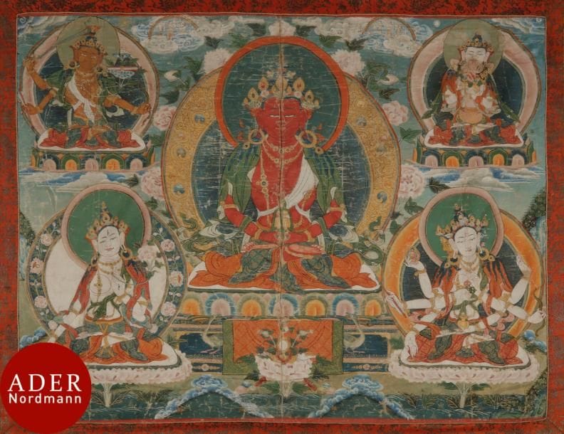 TIBET - XVIIIe siècle
Tangka, détrempe sur toile. Le bouddha Amitayus rouge, bouddha de la vie infinie, au centre, assis en padmasana les mains en dhyana mudra tenant le Kalasha, entouré en partie supérieure de Vajranangamanjughosa et d’un yidam en vajrahumkara avec sa sakti, en partie inférieure de la Tara blanche et d’Usnisavijaya à trois visages et huit bras, symbolisant les « trois Déités de longévité », sur fond de ciel bleu. (Pliures importantes).
Dim. : 82 x 102 cm