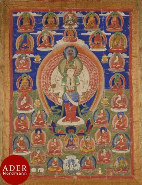 TIBET - XIXe siècle
Tangka, détrempe sur toile, l’Avalokitesvara Ekadashamukha aux onze visages, mille bras et mille yeux, debout sur le lotus, entouré de lama, bouddha et divinités sur terre et dans le ciel. (Usures).
Dim. : 67 x 48 cm