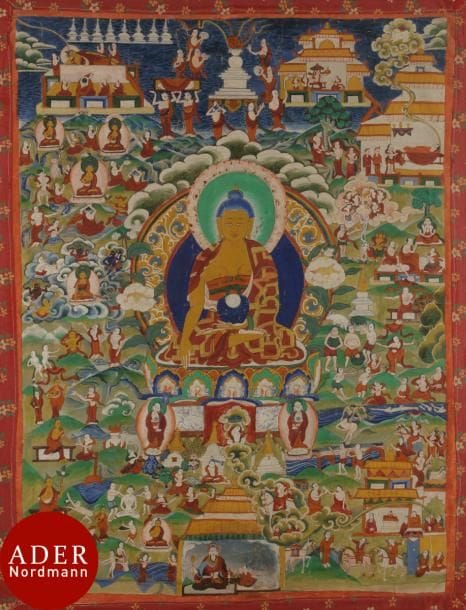 TIBET - XIXe siècle
Tangka, détrempe sur toile. Sakyamuni assis en padmasana au centre sur le lotus, les mains en varada mudra, tenant le bol à aumônes, entouré de scènes illustrant la vie de bouddha. (Usure, petites pliures).
Dim. : 80 x 60 cm ; encadré sous verre.