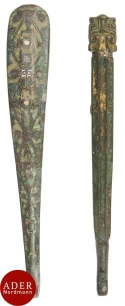 CHINE - Époque HAN (206 av. JC - 220 ap. JC)
Deux fibules en bronze à trace de dorure, la tête de l’une forme taotie. 
L : 17, 5 à 18,3 cm