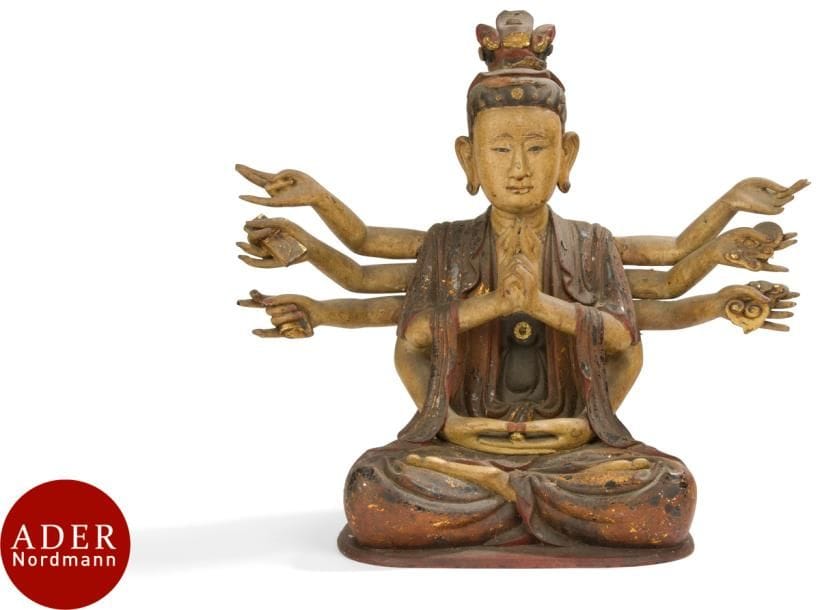 VIETNAM - Fin XVIIIe siècle
Statuette en bois laqué rouge et or d’Avalokiteshvara à dix bras, deux mains en dhyana mudra avec le joyaux, tenant un lingxi, un livre, la conque à l’aide d’autres mains, assis en padmasana .
H : 44 cm ; largeur : 44,3 cm ; profondeur : 19 cm (accidents et manques)