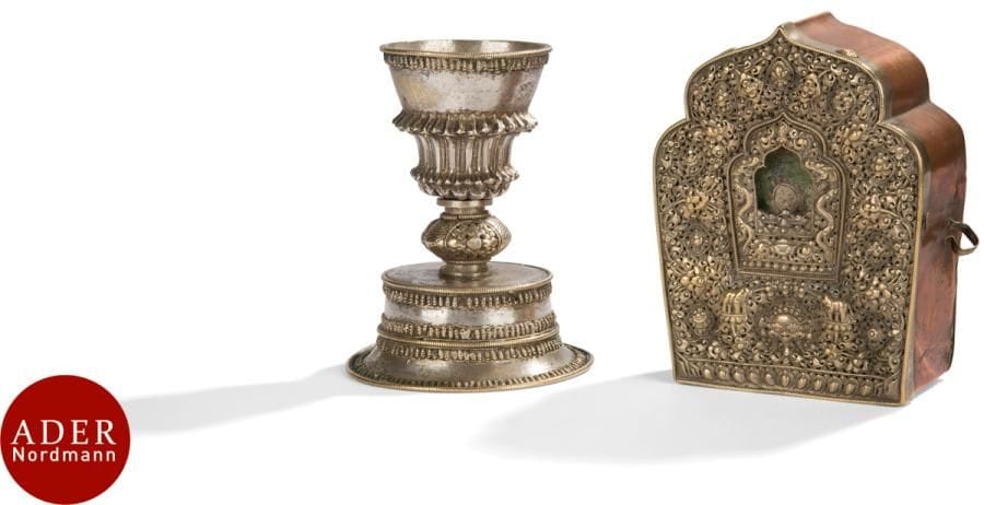 TIBET - XIXe siècle
Autel portatif dit « ga’u » en laiton réticulé et une lampe à beurre sur piédouche.
H : de 14,6 à 15, 9 cm 