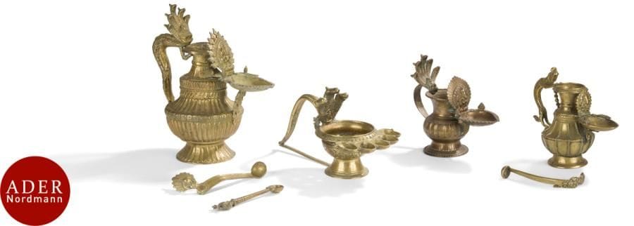 TIBET - Vers 1900
Quatre lampes à huile de culte en laiton, dont trois prises en forme de bouddha sous le naga, l’une de chimère, avec trois cuillères.
H : de 13,6 à 25 cm