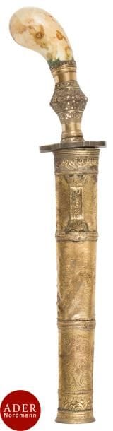 Poignard indonésien type Kriss, XXe siècle
Pommeau en ivoire. Monture en métal doré à décor de frises. Lame flamboyante (piquée). Fourreau doré à décor d’entrelacs. Bouterolle doublée d’argent monogrammé «AS ». 
L : 43 cm ; A.B.E.