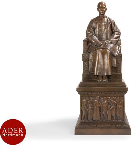 Paul LANDOWSKI (1875-1961)
Sun Yat Sen, [1927]
Épreuve en bronze à patine médaille. 
Signée et numérotée 1/8.
Marque et cachet « Susse fondeur Paris » à l’arrière.
Haut : 90 cm ; L. 36,7 cm ; P. 41,8 cm

Il sera remis à l’acquéreur un certificat d’authenticité des indivisaires Landowski.

L’œuvre représente Sun-yat-sen assis en majesté sur un siège très ouvragé reposant sur un piédestal rectangulaire orné de six bas-reliefs relatant les grands épisodes de la vie de Sun-yat-sen :

- Face : la compassion envers les malades.

- Dos : mandaté par l’assemblée.

- Gauche : la propagande à l’étranger
la ligue jurée.
- Droite : la répression de Yuan Che-Kaï
Eveiller le peuple.


Parmi les grandes commandes qui furent faites à Landowski dans les décennies 1920/1930, une des plus importantes fut celle de la statue du mausolée du président Sun-yat-sen. L’œuvre fut commandée en 1928 par Sun Fo, fils de Sun-yat-sen qui se rendit fréquemment à l’atelier de Landowski pour surveiller le travail. L’inauguration eut lieu le 12 novembre 1930. La statue en marbre de 4 mètres de haut est composée dans sa partie supérieure de la figure assise de Sun-yat-sen et dans sa partie inférieure d’un grand piédestal rectangulaire orné de six bas-reliefs relatant de grands épisodes de la vie du président. Le monument est aujourd’hui un des plus célèbres de Chine et reçoit chaque année plusieurs millions de visiteurs. La statue elle-même est une image familière pour tous les chinois et sa renommée est en Chine comparable à celle du Christ rédempteur de Rio de Janeiro, autre œuvre de Landowski de la même période.


Quelques mois avant l’achèvement de la statue, au début de l’année 1930, la copie d’une petite version en plâtre en tout point identique au monument final fut envoyée aux commanditaires. La partie supérieure réalisée en France par le fondeur Alexis Rudier, puis expéd