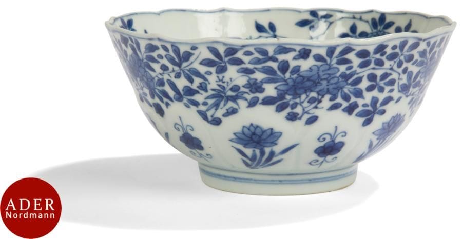 CHINE - XVIIIe siècle
Bol en porcelaine émaillée en bleu sous couverte de fleurs de prunus dans leur feuillage, la panse formant pétales de lotus en relief à décor alterné de fleurs de lotus et prunus.
Diam. : 15,4 cm