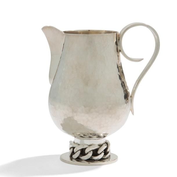 JEAN DESPRÉS (1889-1980)

Petit pichet de service ou pot à lait à une anse détachée en volute.
Épreuve en métal argenté.
Le corps du verseur, achevé en martelage, repose sur un pied orné d’une épaisse gourmette à maillons plats et reçu par une base circulaire traitée lisse.
Signé et daté J. DESPRÉS 16.(0)9.(19)67, à la pointe sous la base.
Hauteur :  13 cm

Provenance :
Ancienne Collection M. et Mme L. à Saint-Léger-Vauban, anciens commerçants avallonais. Œuvre acquise par ces derniers directement auprès de l’artiste.

