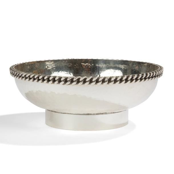 JEAN DESPRÉS (1889-1980)

Coupe creuse sur large talon en métal argenté.
Le creuset, traité en martelage et au décor en application sur son pourtour d’une gourmette à maillons plats, repose sur un haut talon à surface lisse.
Signée J. DESPRÉS, à la pointe sous la base.
Hauteur : 8 cm
Diamètre : 21,5 cm

Provenance :
Ancienne Collection M. et Mme L. à Saint-Léger-Vauban, anciens commerçants avallonais. Œuvre acquise par ces derniers directement auprès de l’artiste.