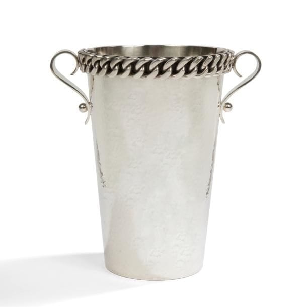 JEAN DESPRÉS (1889-1980)

Rare rafraîchissoir à vin d’Alsace ; de forme tronconique et aux anses en volutes.
Épreuve en métal argenté à surface martelée.
Décor, en pourtour du col, d’une large gourmette à maillons plats en application.
Chaque anse fixée par une petite sphère.
Signé et daté J. DESPRÉS 1964 à la pointe sous la base.
Hauteur : 26,5 cm 

Provenance :
Ancienne Collection M. et Mme T. à Avallon. Œuvre acquise par ces derniers directement auprès de l’artiste.