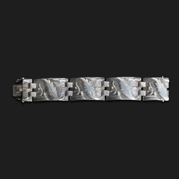 JEAN DESPRÉS (1889-1980)

Rare bracelet moderniste, en or et argent, à quatre plaques articulées convexes.
Décor en applications de motifs de forme libre, de perles, d’ailes d’oiseau stylisées et de feuilles sur fond à large martelage.
Signé et daté J. DESPRÉS (0)5.(0)3.(19)77 à la pointe au revers d’une des plaques et porte les poinçons de Maître Orfèvre et de garantie, à deux reprises, sur une des plaques et le fermoir.
Poids : 98,63 g

Provenance :
Ancienne Collection Mme A., Avallon, collaboratrice de Jean Després. Œuvre acquise par cette dernière directement auprès de l’artiste.
