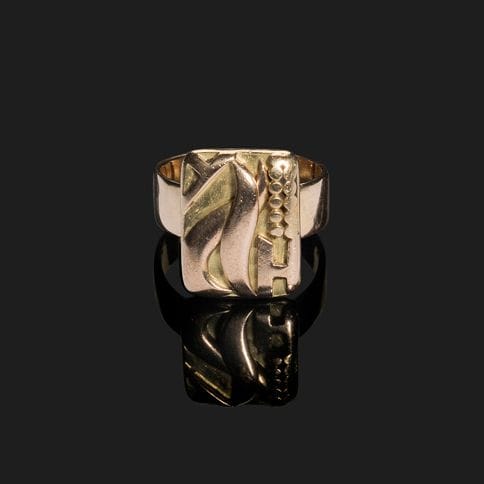 JEAN DESPRÉS (1889-1980)

Bague moderniste en or.
La plateforme rectangulaire présente des motifs de forme libre et un rang perlé en application.
Anneau sectionné.
Signée J. DESPRÉS à la pointe à l’intérieur de l’anneau et porte les poinçons de Maître Orfèvre et de garantie sur l’extérieur de l’anneau.
Poids : 15,86 g

Provenance :
- Ancienne collection avallonnaise.
- Vente Ader-Nordmann, Hôtel Drouot le 2 décembre 2016, lot 91.
