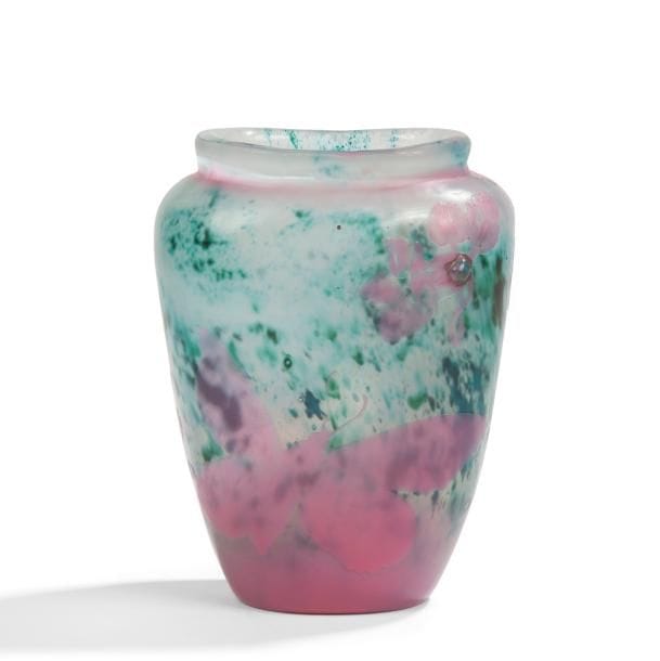 ÉMILE GALLÉ (1846-1904)

Papillon et pois de senteur
Vase méplat à col oblong traité dans le goût de l’Asie.
Épreuve en verre multicouche au décor double face, dégagé à l’acide, traité rose sur fond vert pâle aux colorations intercalaires de traînées vertes évoquant la pierre dure.
Les motifs floraux sont finement repris en gravure à la roue.
Une goutte de rosée sur le cœur de l’une des fleurs est figurée par un cabochon en verre collé à chaud.
Circa 1895 / 1900.
Signé GALLÉ, en lettres japonisantes gravées sur une partie latérale. 
Hauteur : 13 cm

Provenance :
Collection particulière, Paris.

Œuvre en rapport : 
Une œuvre de forme, de technique, de décor et de dimensions très similaires à notre vase, mais sans l’application, est conservée dans les collections du Corning Museum of glass de New York sous le numéro d’inventaire 54.3.62.