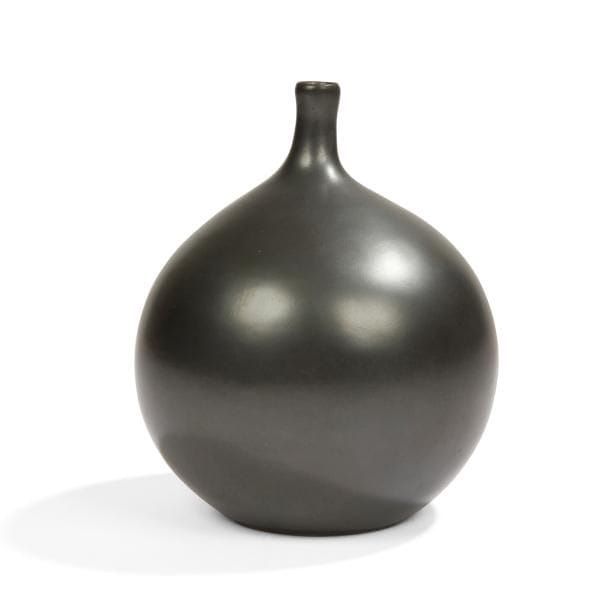 GEORGES JOUVE (1910-1964)

Pomme dit aussi Boule dit aussi Bouteille à col mince, le modèle conçu vers [1957]
Vase pansu à col soliflore.
Épreuve en céramique émaillée noir.
Signé JOUVE et à l’Alpha sous la base. 
Hauteur : 15 cm
Provenance :
Ancienne collection de M. C., France, architecte. Œuvre acquise par ce dernier à l’époque de sa création. 
Bibliographie :
- Georges Jouve - Michel Faré, textes de Renée Moutard-Uldry et Norbert Pierlot, Éditions Art et Industrie, Paris, 1965. Variantes de couleur et de dimensions reproduites page 91.
- Georges Jouve - Préface de Pierre Bergé, Textes de Philippe Jousse et de Norbert Pierlot, Éditions Jousse Entreprise, Paris. Variantes de couleur et de dimensions reproduites pages 14, 68, 69, 71, 74, 89, 99, 100, 145, 288, 289 et 295.