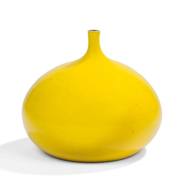 GEORGES JOUVE (1910-1964)

Pomme dit aussi Boule dit aussi Bouteille à col mince, le modèle conçu vers [1957]
Vase pansu à col soliflore.
Épreuve en céramique émaillée jaune brillant ; l’intérieur du col émaillé noir.
Signé JOUVE et à l’Alpha sous la base. 
Hauteur : 16 cm
Diamètre : 20 cm

Provenance :
Ancienne collection de M. C., France, architecte. Œuvre acquise par ce dernier à l’époque de sa création.

Bibliographie :
- Georges Jouve - Michel Faré, textes de Renée Moutard-Uldry et Norbert Pierlot, Éditions Art et Industrie, Paris, 1965. Variantes de couleur et de dimensions reproduites page 91.
- Georges Jouve - Préface de Pierre Bergé, Textes de Philippe Jousse et de Norbert Pierlot, Éditions Jousse Entreprise, Paris. Variantes de couleur et de dimensions reproduites pages 14, 68, 69, 71, 74, 89, 99, 100, 145, 288, 289 et 295.
