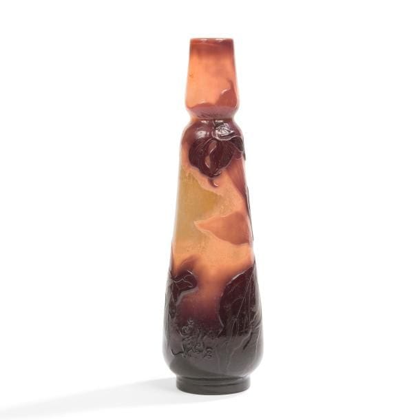 ÉTABLISSEMENTS GALLÉ (1904-1936)

Gentianes 
Vase fuselé sur talon et au col présentant un étranglement.
Épreuve en verre multicouche au décor tournant, dégagé à l’acide, traité brun, parme et caramel sur fond beige.
Les motifs floraux sont finement repris en gravure à la roue.
Signé GALLÉ, en lettres japonisantes gravées en camée à l’acide vers la base.
Hauteur : 28,5 cm

Provenance :
Collection particulière, Paris.