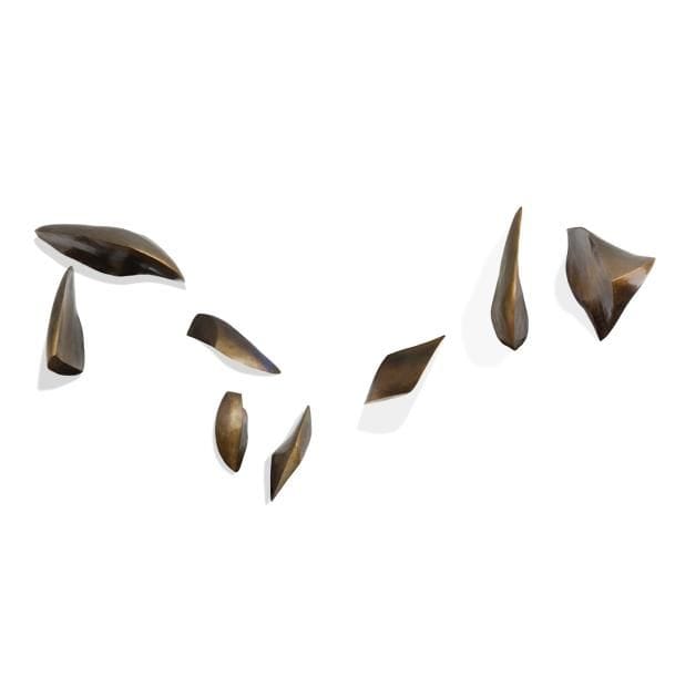 ALICIA PENALBA (1913-1982) (ALICIA PEREZ PENALBA, DIT)

Envol, série des Formes Volantes, circa 1968, pièce unique pour Mme Odette Poulain
Installation.
Sculpture murale en huit éléments.
Résine patinée façon bronze.
Chaque élément numéroté de 1 à 8 au feutre au dos.
Petit manque sur trois sculptures (n° 4, 5 et 6 selon numérotation au dos), restauration aux patines.
Œuvre non signée.
Dimensions de chaque élément suivant la numérotation inscrite au dos :
Élément n° 1 : 75 x 25 x 45 cm
Élément n° 2 : 130 x 76 x 40 cm
Élément n° 3 : 78 x 21 x 34 cm
Élément n° 4 : 45 x 55 x 22 cm
Élément n° 5 : 70 x 32,5 x 19 cm
Élément n° 6 : 78 x 32 x 58 cm
Élément n° 7 : 93 x 25 x 45 cm
Élément n° 8 : 93 x 74 x 48 cm

Provenance :
- Mme Odette Poulain, célèbre spécialiste en gynécologie-obstétrique à l’époque, intime de l’artiste. Œuvre réalisée par Alicia Penalba à son intention pour son appartement du 1 rue des Saints-Pères à Paris VI.
- M. D. M., fils d’un célèbre artiste peintre, œuvre reçue de la fille de la précédente en échange d’une des œuvres de son père en 1998.

Œuvres en rapport & bibliographie :
- Alicia Penalba - catalogo des esculturas 1952-1982 - Mario Kier Joffé, document numérique consultable sur le site internet dédié à l’artiste. Notre œuvre est à rapprocher des sculptures de la série Formes Volantes réalisées entre 1960 et 1977 et référencées sous les numéros 36a à 36h page 8.
- Penalba - Musée d’art moderne de la ville de Paris, 30 mars au 15 mai 1977. Notre œuvre est à rapprocher des sculptures de la série Formes Volantes réalisées entre 1960 et 1977 et reproduites au catal