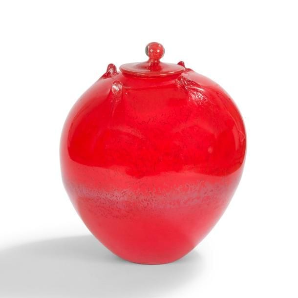 JEAN-CLAUDE NOVARO (1943-2014)

Grand flacon boule en verre soufflé à décor intercalaire d’émaux rouges, cordons hauts en pointes encadrant un bouchon boule à fond plat. 
Signé et daté 2003 sous la base
Hauteur : 36 cm 
Diamètre 31 cm
Ce lot a été décrit par M. Yann Lesteven, expert en verrerie contemporaine.