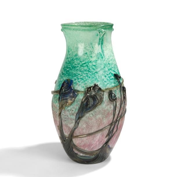 JEAN-CLAUDE NOVARO (1943-2014)

Grand vase balustre en verre soufflé à décor intercalaire d’émaux rose et vert, cordons bleutés appliqués en surface.    
Signé et daté 2002 sous la base.  
Hauteur : 50 cm
Ce lot a été décrit par M. Yann Lesteven, expert en verrerie contemporaine.