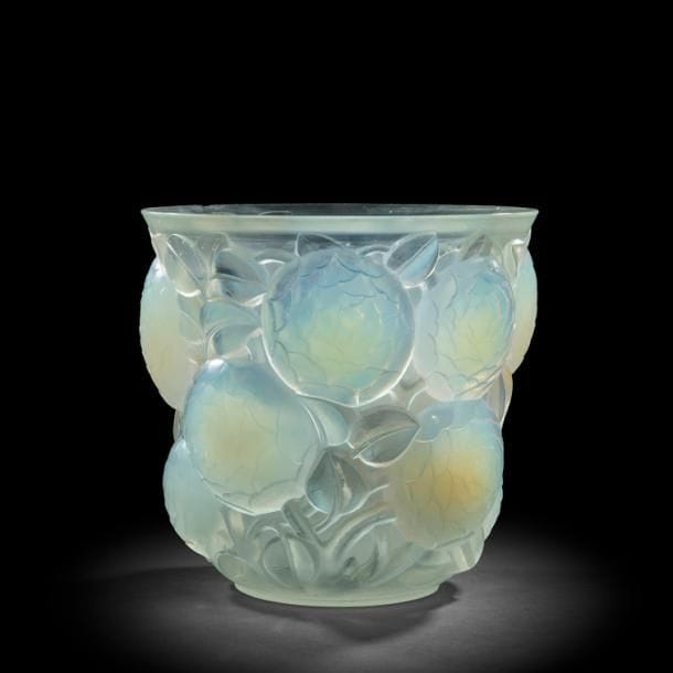RENÉ LALIQUE (1860-1945)

Oran dit aussi Gros Dahlias, modèle créé le [2 septembre 1927], non repris après 1947
Rare et important vase en verre opalescent moulé pressé (réf. Marcilhac 999 page 438).
Un éclat sur le pourtour du col, une reprise à la meule sur le talon et bulles éparses.
Signé R. LALIQUE France, en intaille sous la base.
Hauteur : 26,5 cm
Diamètre du col : 26 cm