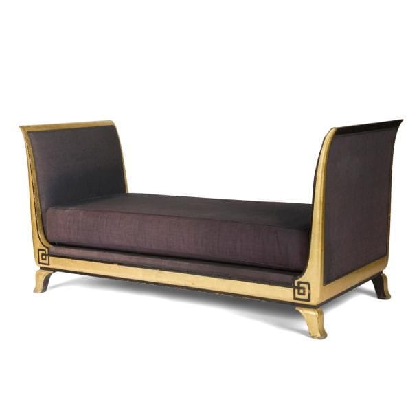 MICHEL DUFET (1888-1985) DÉCORATEUR – M. A. M. (MEUBLES ARTISTIQUES MODERNES) ÉDITEUR

Rare banquette de milieu en bois (re)doré et (re)laqué noir.
Les quatre pieds mouvementés et sculptés reçoivent la ceinture se prolongeant en montants des dosserets latéraux légèrement renversés.
Un épais ressaut sur la ceinture, (re)laqué noir, se termine, à chacune de ses extrémités et sur chaque face, par un entrelac à la grecque se poursuivant sur le montant.
Vers 1918 / 20.
Garnitures et tapisseries non d’origine, dorure et laque noir non d’origine, état d’usage.
87 x 176 x 72 cm

Provenance :
Collection particulière, Neuilly-sur-Seine.

Bibliographie :
Michel Dufet, architecte décorateur – Florence Camard, Les Éditions de l’Amateur, Paris, 1988. Version méridienne de notre modèle reproduit page 75.