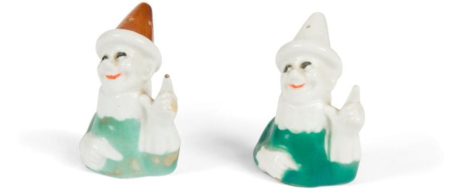 [Sacha GUITRY] 2 salerons, [vers 1911] Porcelaine, hauteur 7 cm chaque
   2 salerons inspirés du personnage imaginé par Sacha Guitry pour le cacao Elesca
