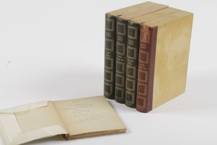 Sacha GUITRY Lot de 25 volumes brochés ou cartonnés de la Collection des Œuvres de Sacha Guitry chez Raoul Solar, dont N’écoutez pas, Mesdames ! avec envoi autographe signé ; plusieurs sont sur grand papier, 4 sous emboîtage
