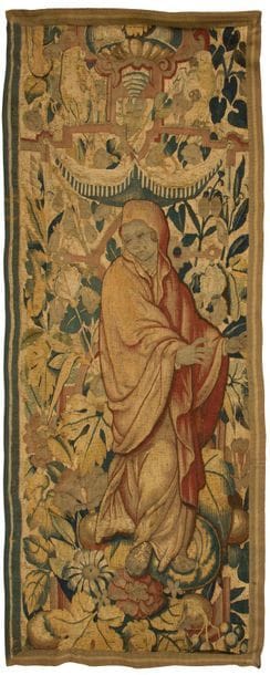Tapisserie des Flandres représentant une femme drapée dans un entourage de feuillages et fleurs ; (fragment)
Fin du XVIe siècle (restaurations).
161 x 68 cm