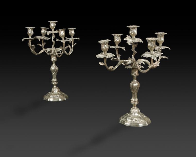 Paire de candélabres en bronze argenté, le bouquet amovible à cinq bras de lumière reposant sur un fût feuillagé et une base mouvementée.
Style Louis XV (accidents et restaurations).
H : 41 cm