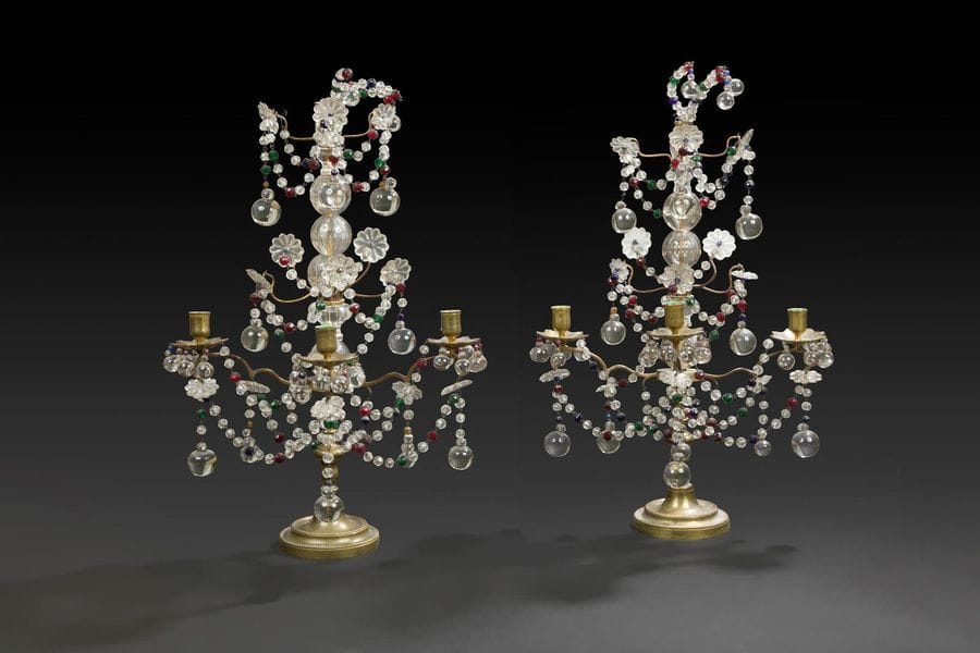 Paire de demi-girandoles en bronze et laiton vernis, à trois bras de lumière et décor de perles et boules de verre taillé et teinté.
Style Louis XV (accidents et restaurations).
H : 59 cm